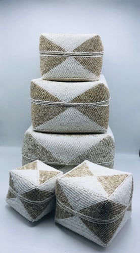 صناديق من الخوص الطبيعي مزينة بالخرز مكونه من 5 صناديق بداخل بعضها بغطاء لكل صندوق (25سم،20سم،16سم،13سم،10سم)