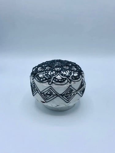 علبة صغيرة من الخوص لون أبيض مزينة باللون الأسود ( 5 سم )