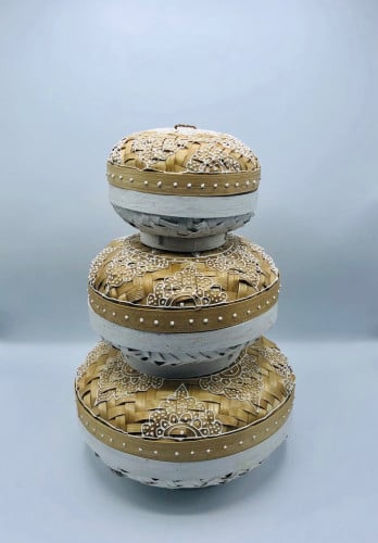 3 صناديق متوسطة الحجم ( 25سم  ، 20سم ، 15سم ) بداخل بعضها مع غطاء لكل صندوق