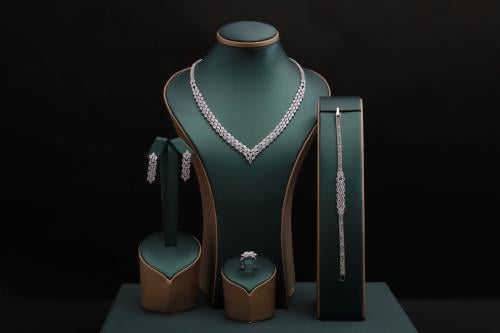 طقم نسائي فاخر مرصع بفصوص الزيركون