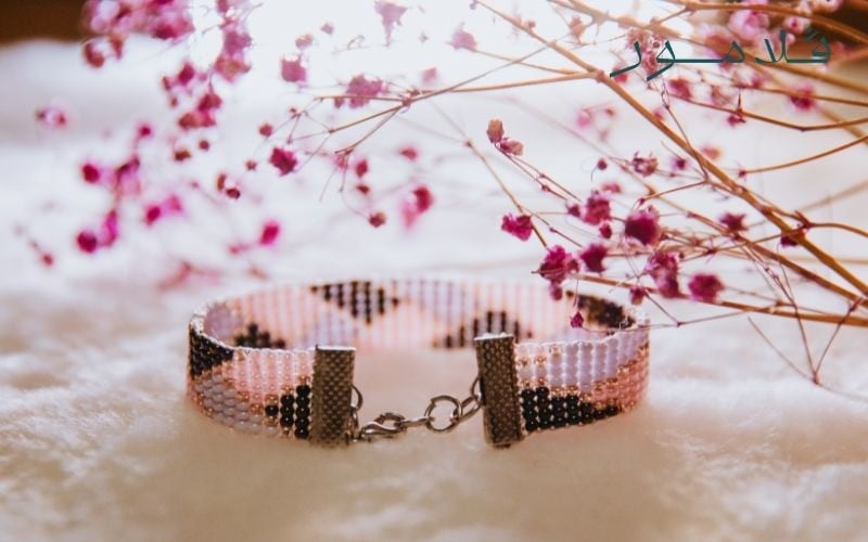 اساور يد نسائية وطرق  تنظيفها