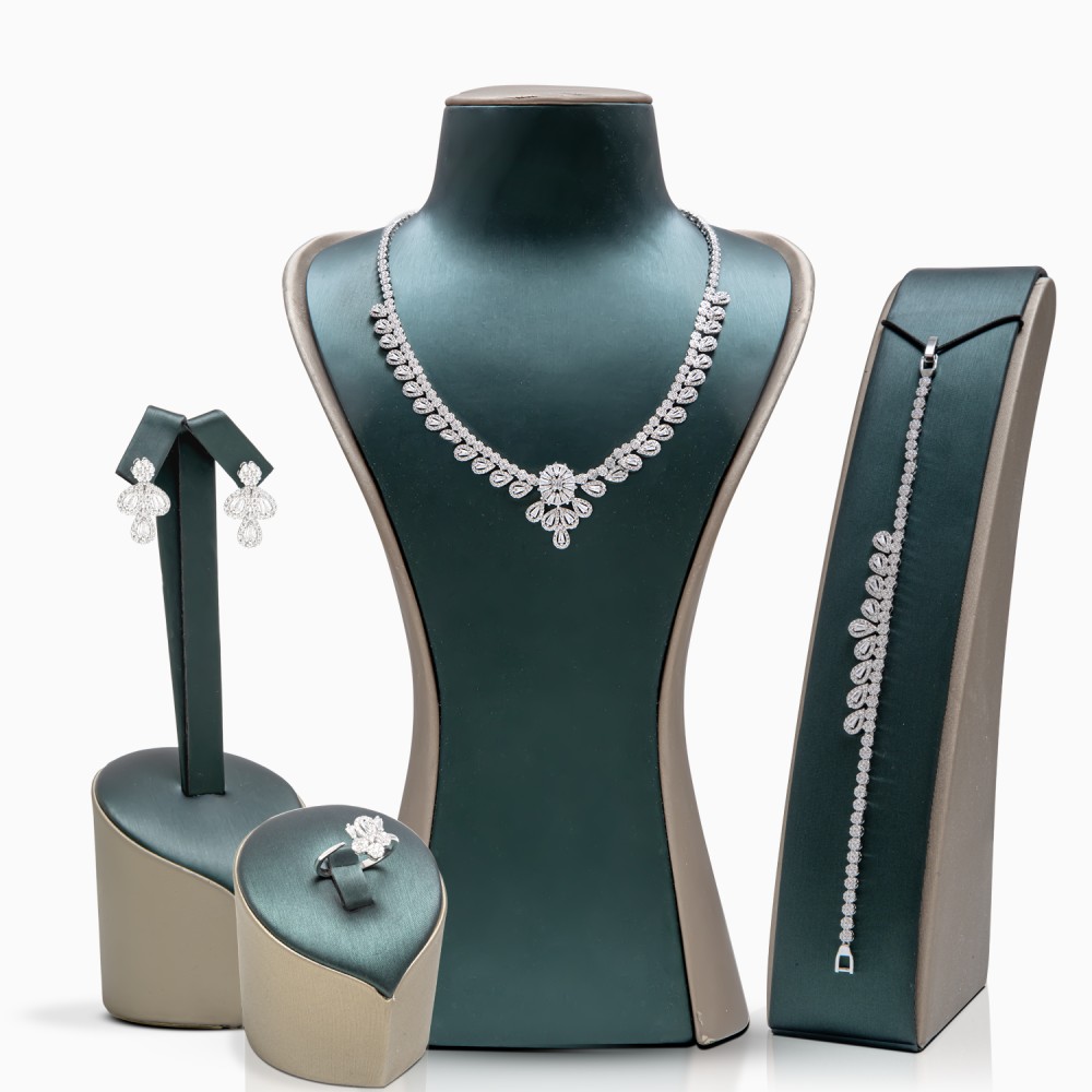 طقم نسائي فاخر مرصع بفصوص الزيركون