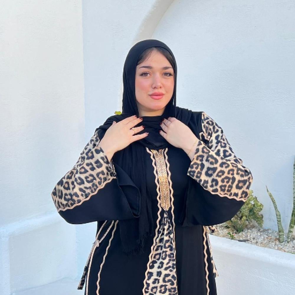 عباية حرير فاخرة بتفاصيل ستان تايجر سيليكون كود 156