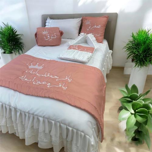 مفرش نفاس مع تطريز الاسم