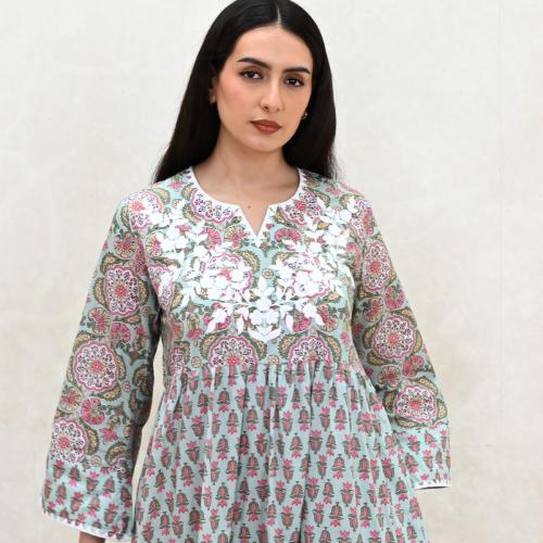 ثوب دينا الريس