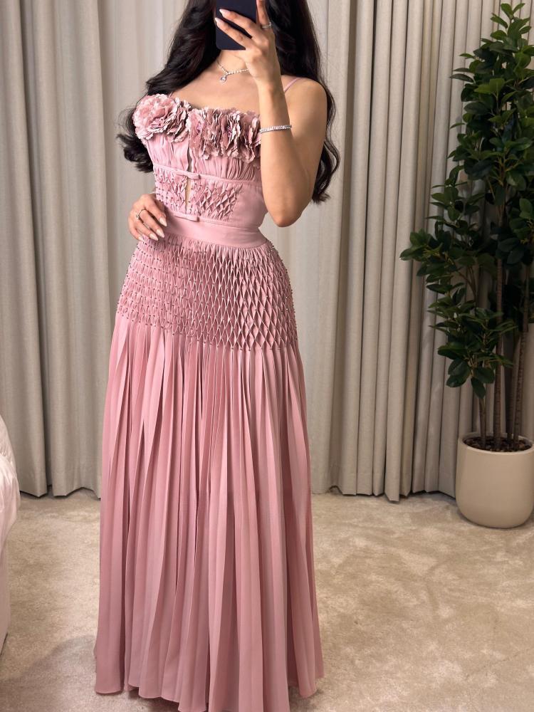 فستان سهرة بلون وردي ناعم وأنيق.