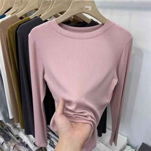 تي شيرت أنيق بياقة دائرية وأكمام طويلة