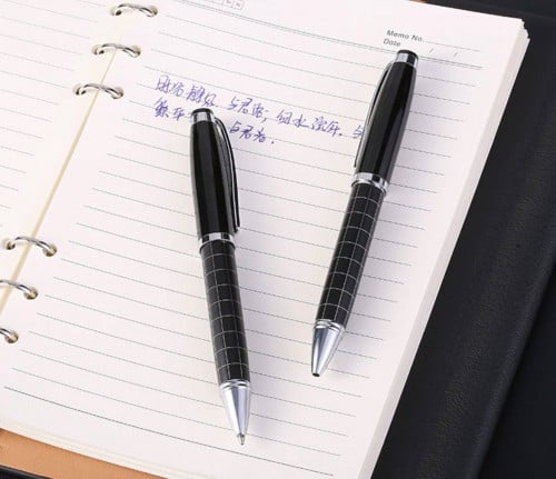 قلم للجنسين مزين باللونين الأسود والفضي