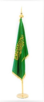 سارية مع علم قماش ذهبي