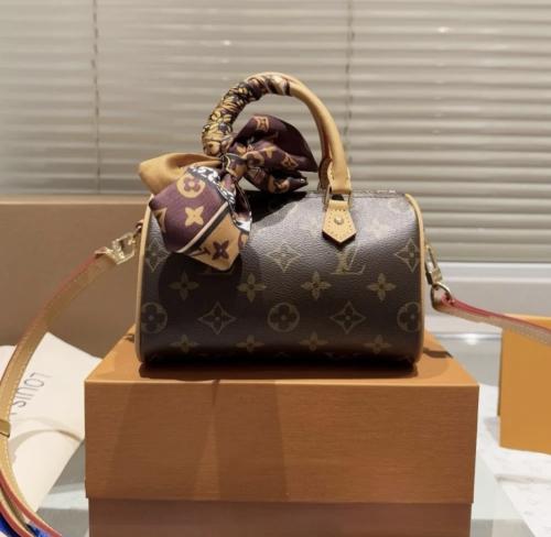 لويس فيتون نانو 18CM شامل الملحقات