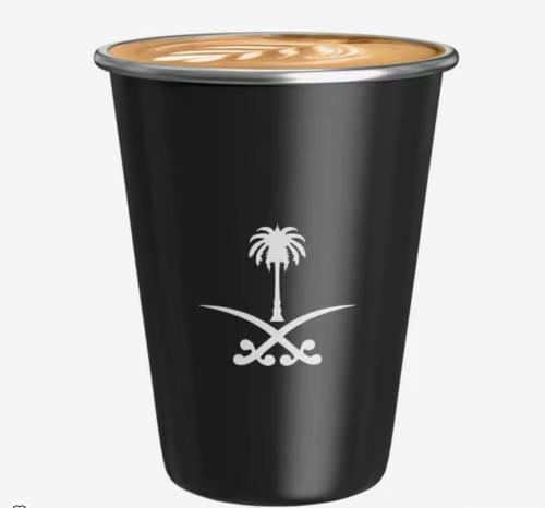 كوب قهوة شعار السعودية سيفين ونخلة