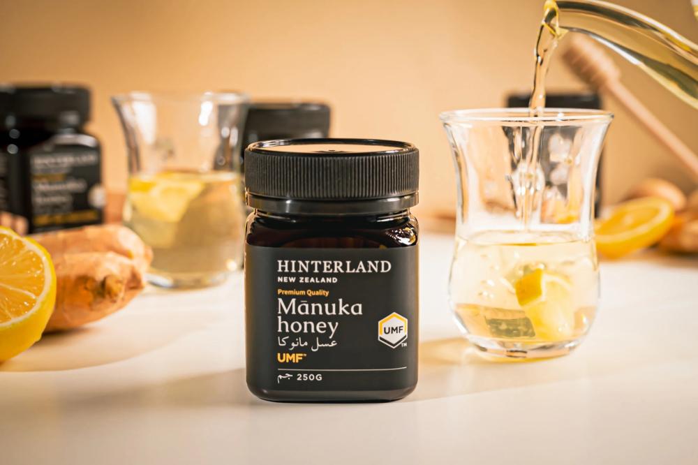 رحلة منتج عسل المانوكا من الطبيعة إلى منزلك