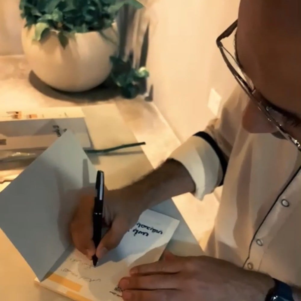 من صفوى..في توقيع كتابه "لا بأس يا صديقي".. أحمد قريش يطبب المشاعر بحرف وصوت