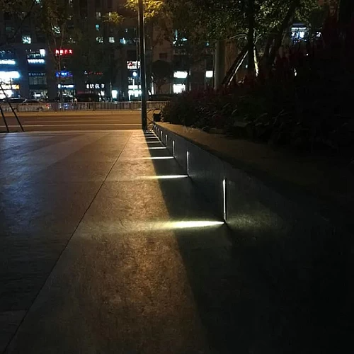 اضاءة درج ولمبة درج بإضاءة جميلة شكل اسود لون الان...