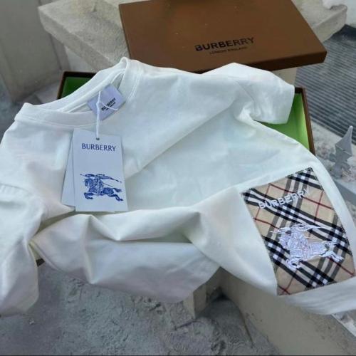 تيشيرت قطن من بيربري عليه شعار الماركة