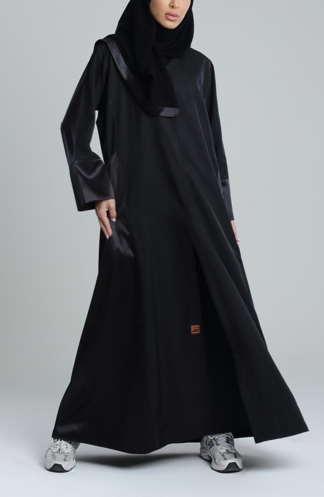 عباية سوداء بجوانب ستان عصرية