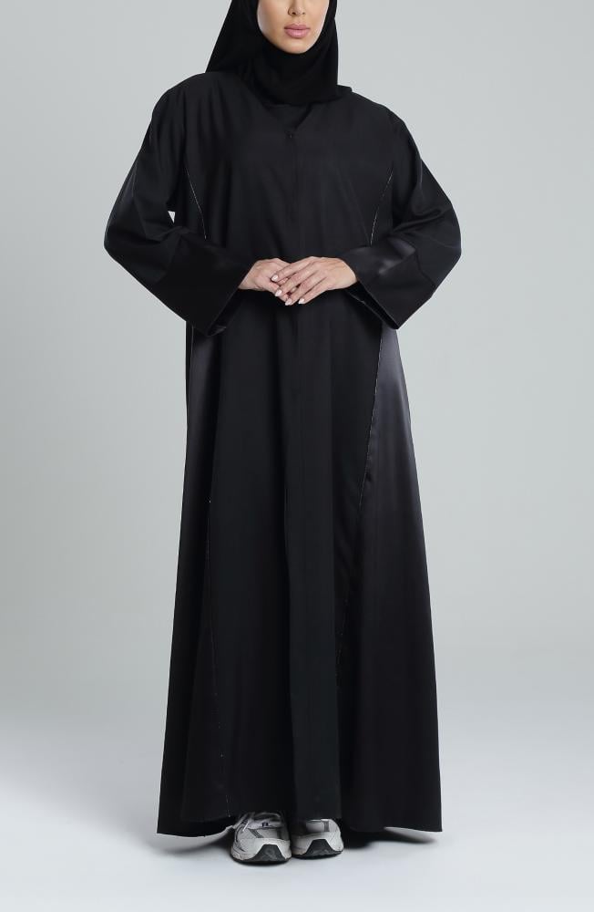 عباية سوداء بجوانب ستان عصرية