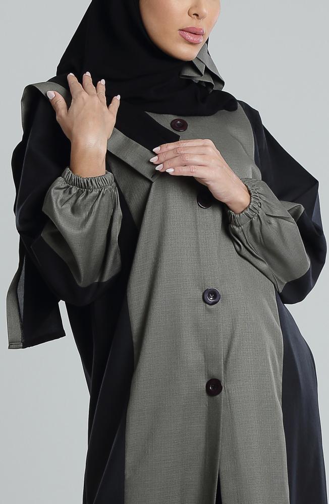 عباية بلونين أسود وزيتي بتصميم عملي ومريح