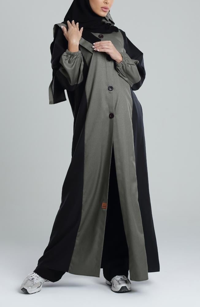 عباية بلونين أسود وزيتي بتصميم عملي ومريح