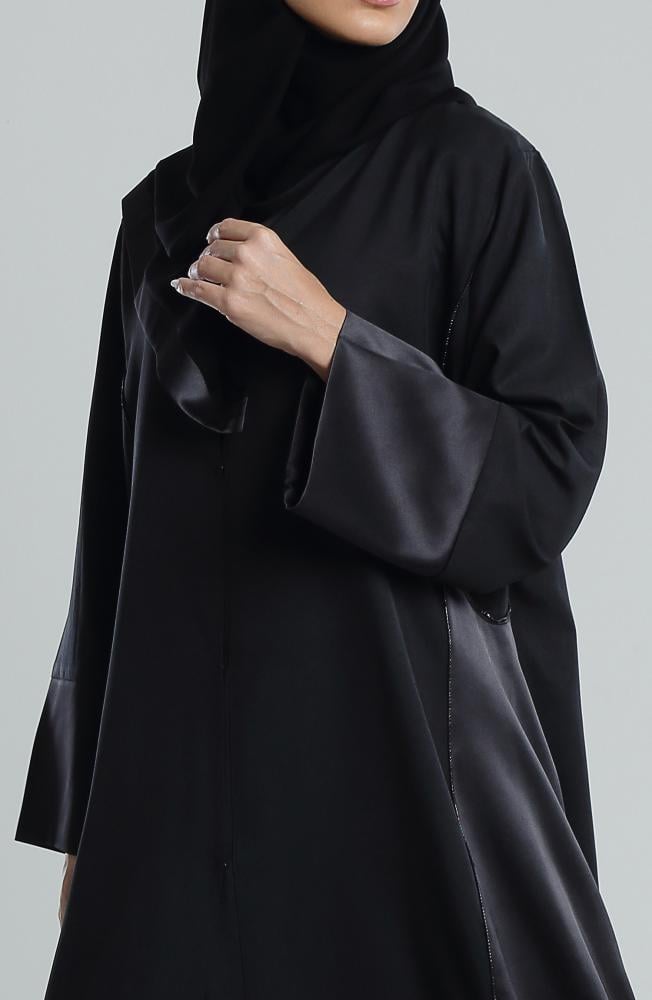 عباية سوداء بجوانب ستان عصرية