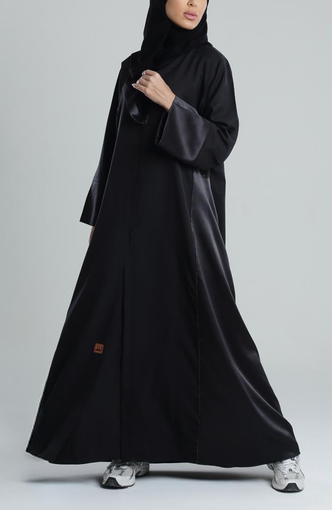 عباية سوداء بجوانب ستان عصرية