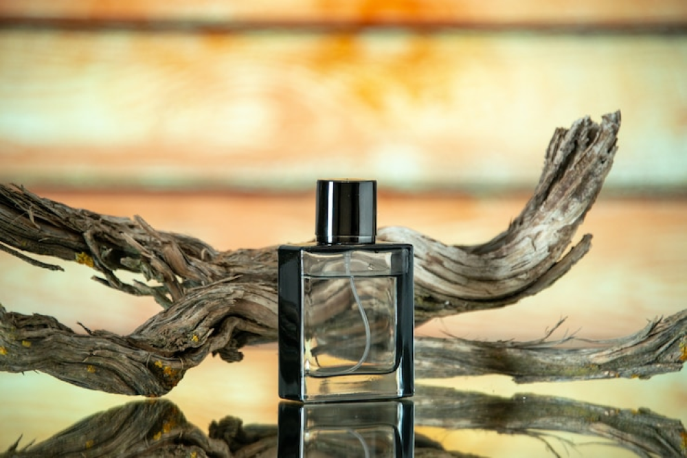 العطر يعبر عنك: اكتشف الفرق بين العطور الشرقية والغربية واختَر ما يناسبك