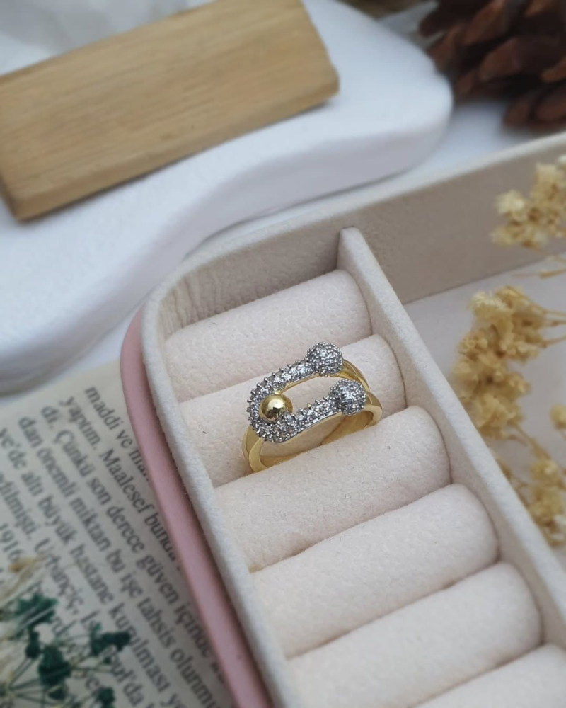 خاتم نسائي مطلي بالذهب بتصميم عصري وفخم – لمسة أناقة لكل يوم.                        MR-079