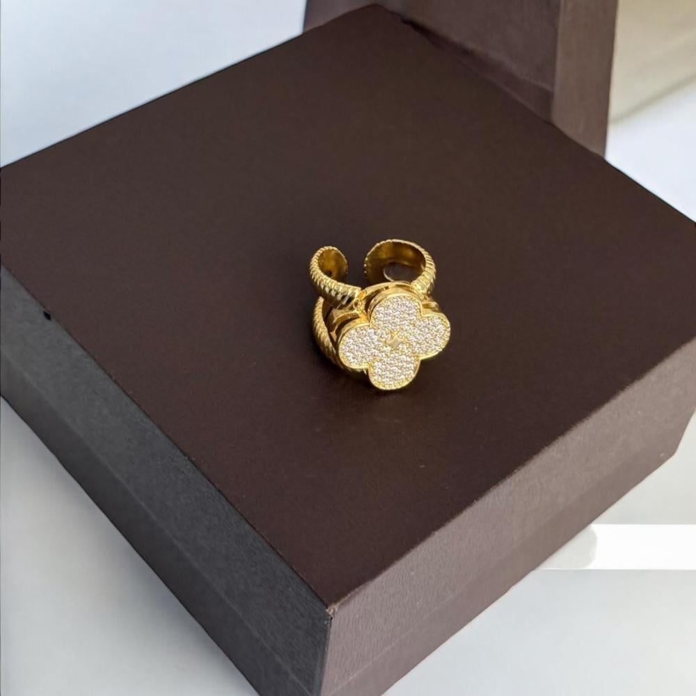 خاتم فاخر مطلي ذهب عيار 14 بتصميم مميز على شكل وردة رباعية،                               MR-075