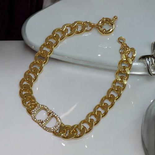 سوار جنزير بتصميم مستوحى من ديور مع شعار مرصع بالا...