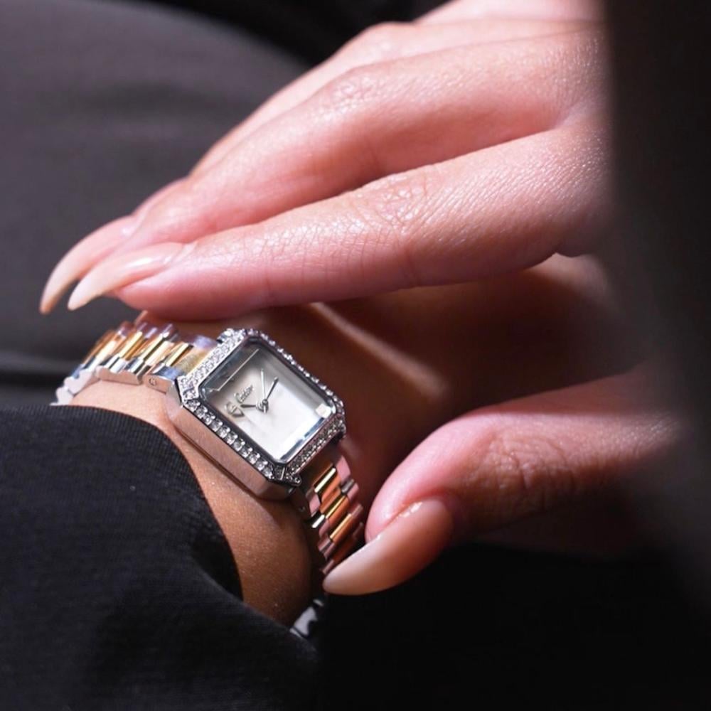 ساعة نسائية مربعة ستيل باللون الفضي والذهبي اطار فضي