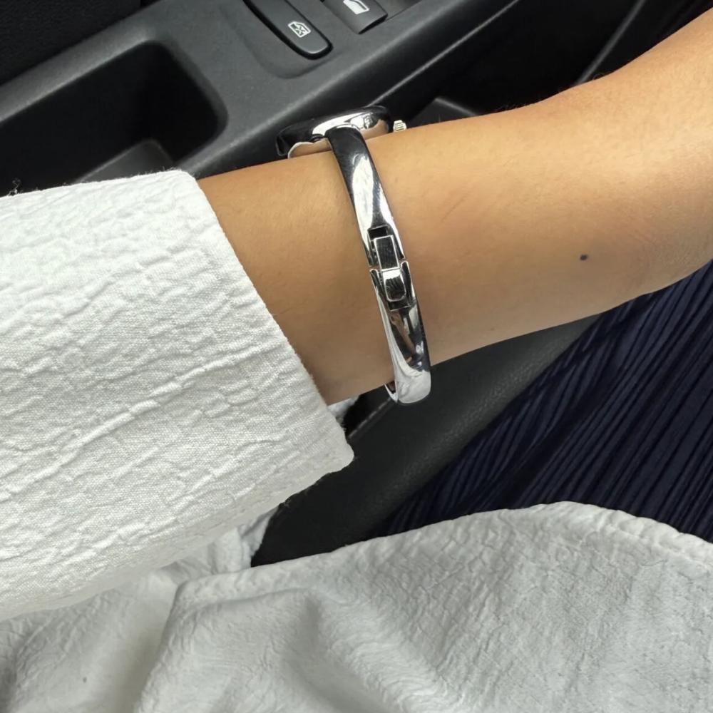 ساعة نسائية ستيل بلون فضي ميناء ابيض