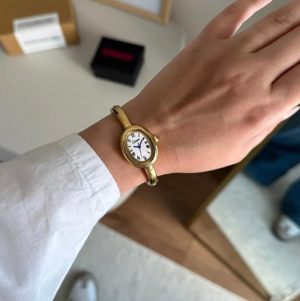 ساعة نسائية ستيل بلون ذهبي ميناء ابيض