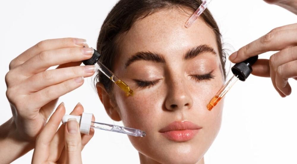 فوائد السيروم للبشرة: ومتى يُستخدم قبل أم بعد الكريم؟