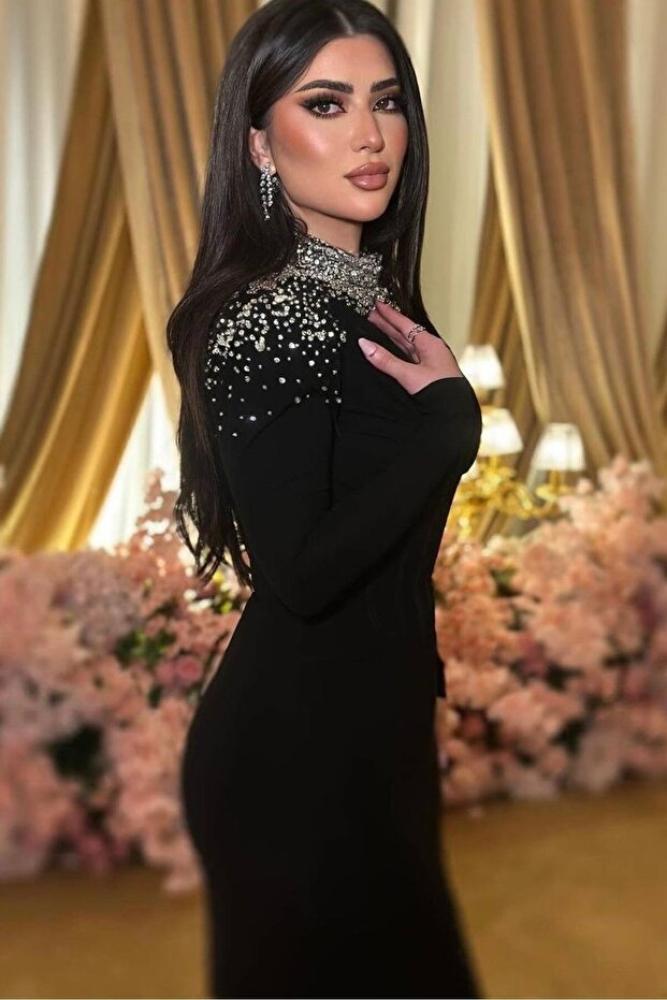 فستان سهرة مزين بالأحجار على الكتف والرقبة مع إكسسوارات لؤلؤية