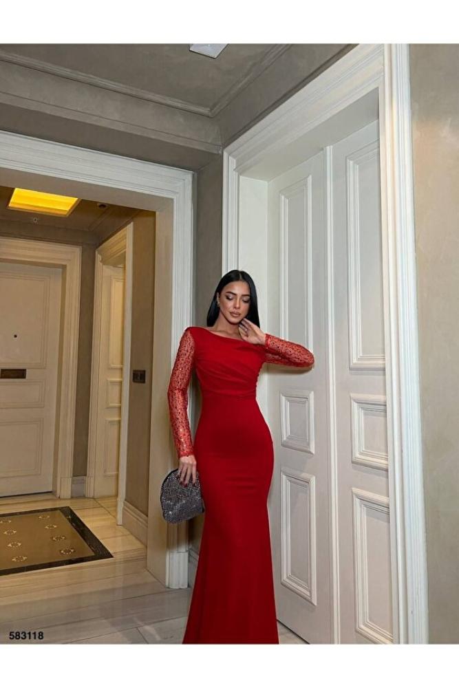 فستان سهرة نسائي من قماش الكريب المرن بأكمام من التول والحجر ومزين بثنيات أمامية طويلة الطول