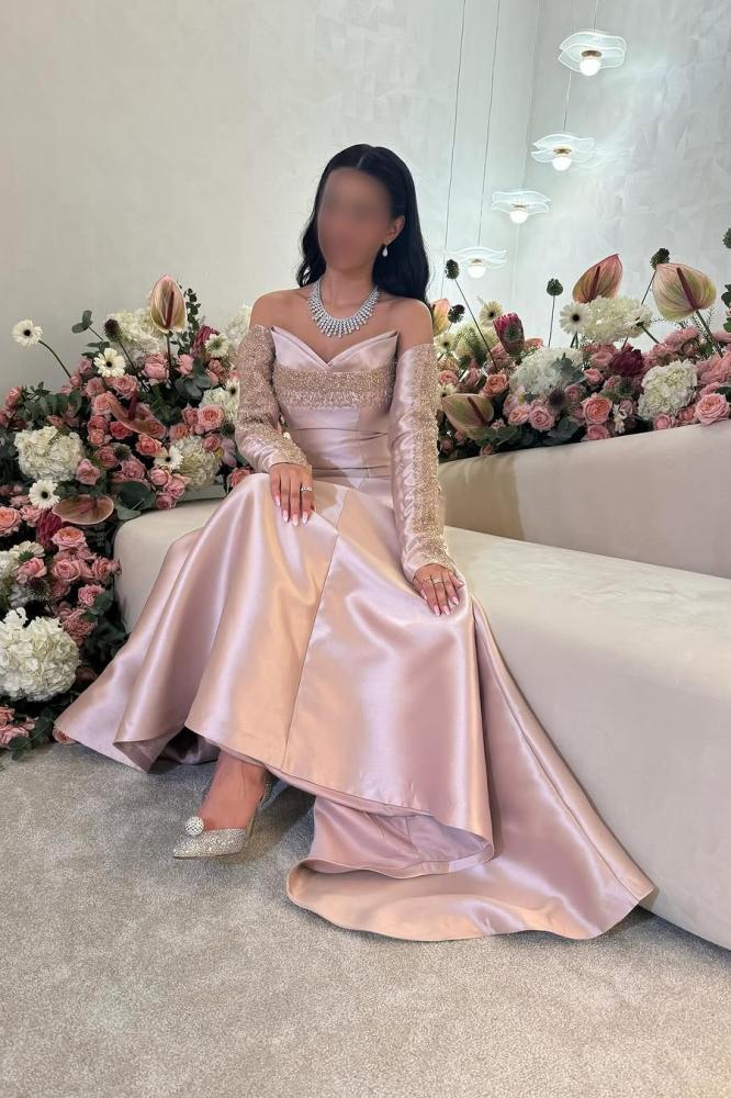 فستان سهرة لونين رصاصي غامق الجذاب ولحمي الدافئ