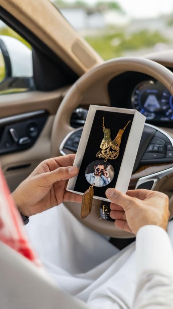 تعليقة الأيادي يحملان الصورة