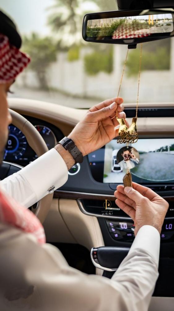 تعليقة الأيادي يحملان الصورة