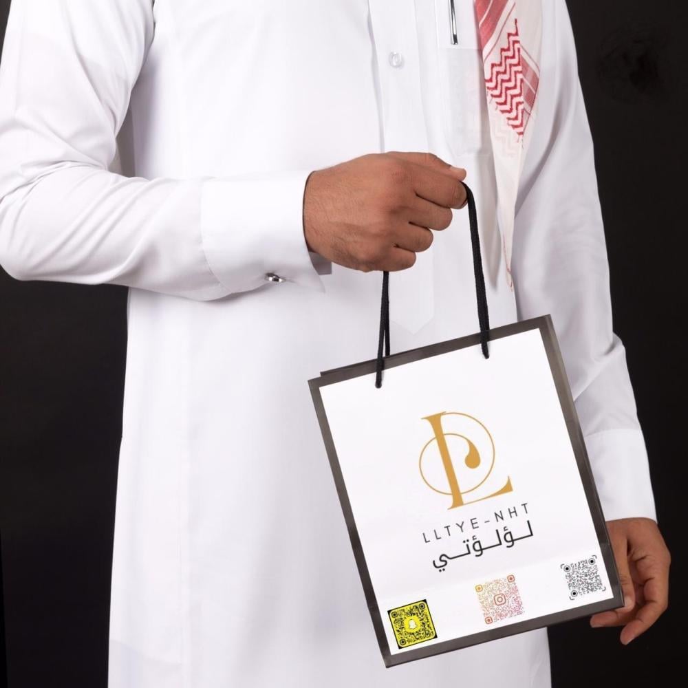 قلم  يتميز بلونين ذهبي وفضي مع بالاسم