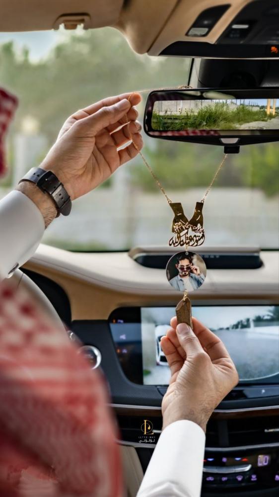 تعليقة الأيادي يحملان الصورة