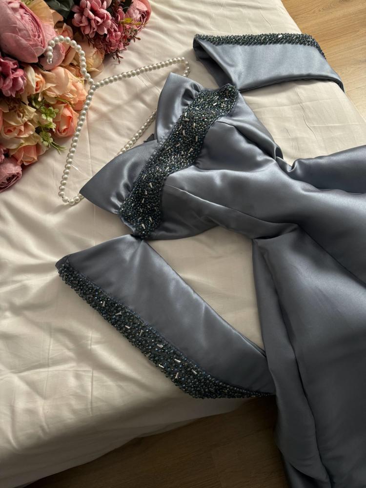 فستان سهرة لونين رصاصي غامق الجذاب ولحمي الدافئ