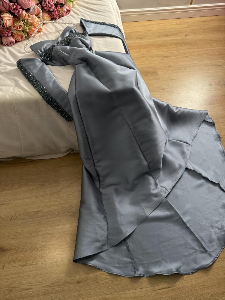 فستان سهرة لونين رصاصي غامق الجذاب ولحمي الدافئ