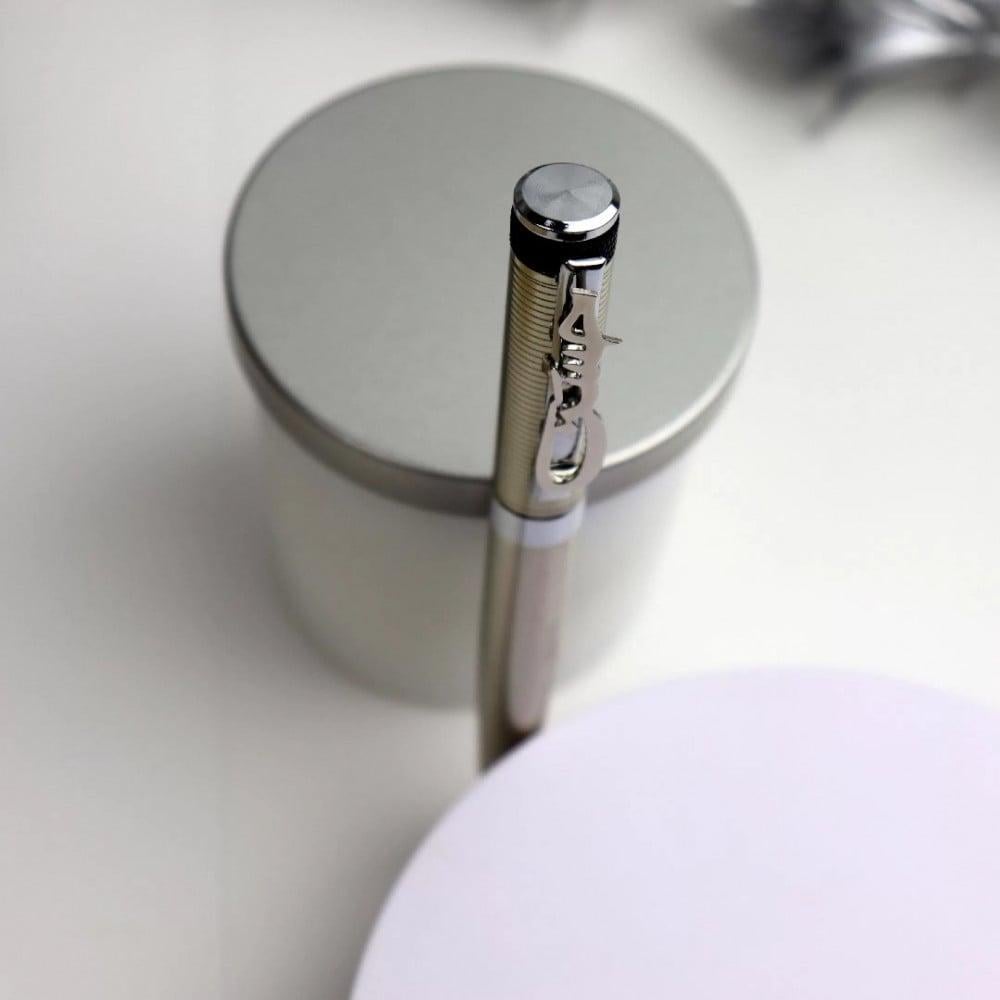 قلم بالاسم لون فضي مميز