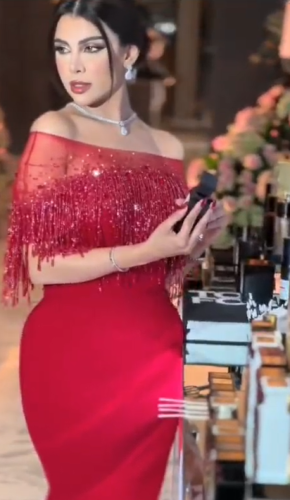 فستان سهره مزین بخرز احمر