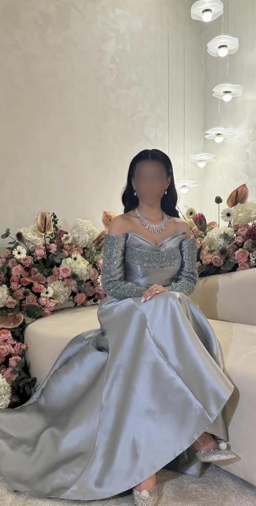 فستان سهرة لونين رصاصي غامق الجذاب ولحمي الدافئ