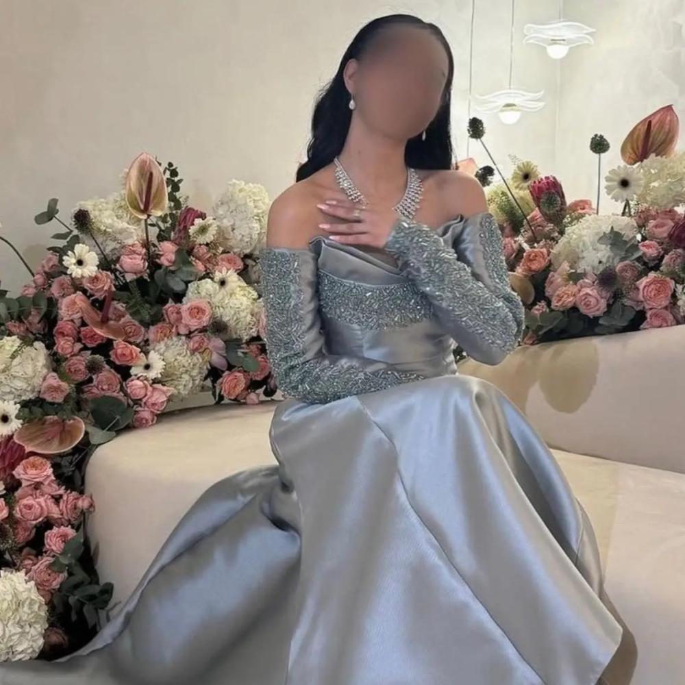 فستان سهرة لونين رصاصي غامق الجذاب ولحمي الدافئ