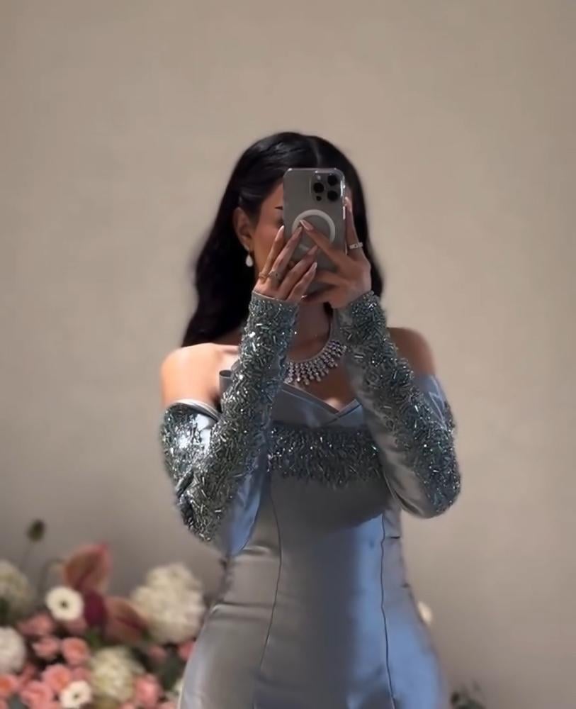 فستان سهرة لونين رصاصي غامق الجذاب ولحمي الدافئ