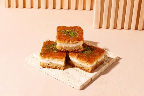 بسبوسة بحشوة الجبن - Basbousa stuffed with cheese