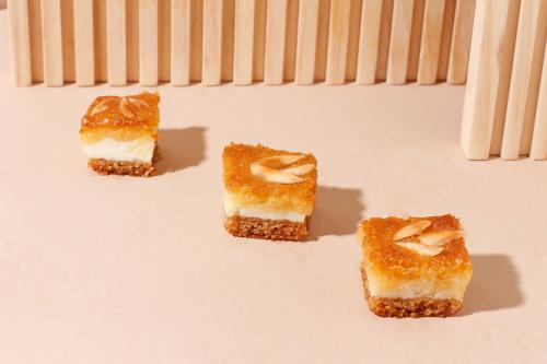 بسبوسة القشطة و اللوز- Basbousa with cream and alm...