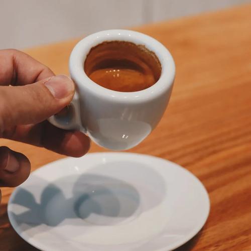 كوب قهوة كابتشينو كوب اسبريسو مع صحن